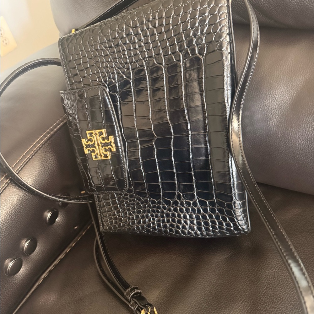 Elegant Black Crocodile-Embossed Handbag - Picture 14 of 15